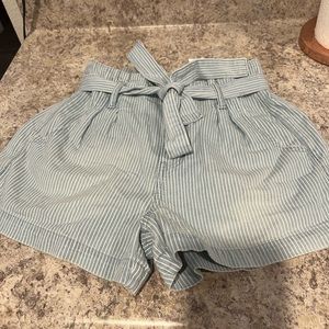 American Eagle Pin stripe Mom Short. Size 2 NWT